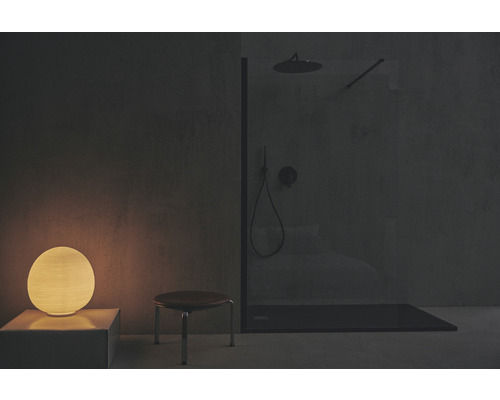 Modernes Badezimmer mit Dusche, Hocker und Leuchte