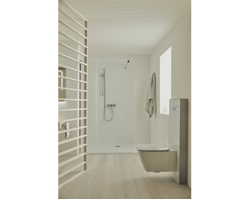 Modernes Badezimmer mit Dusche und wandhängendem WC