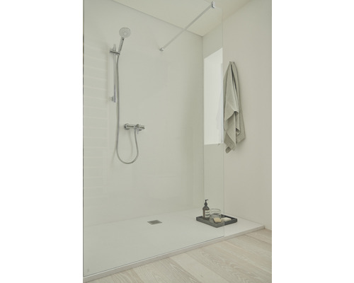 Ebenerdige Dusche mit Glastrennwand, Armatur und Handtuch