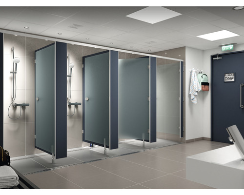 Sanitärraum mit Duschkabinen, Waschtisch und Ausgang