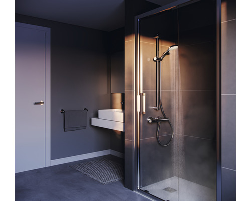 Modernes Badezimmer mit Dusche, Waschbecken und Handtuchhalter