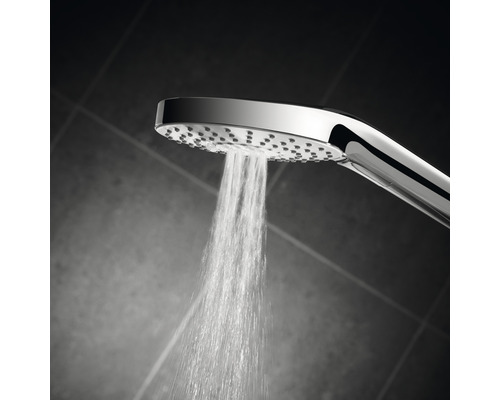 Handbrause mit Wasserstrahl im Badezimmer