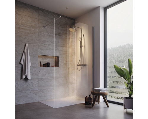 Badezimmer mit ebenerdiger Dusche, Duscharmatur und Handtuch