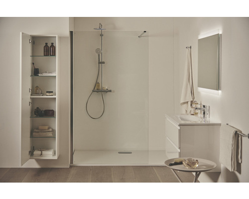 Modernes Badezimmer mit Dusche, Waschtisch, Spiegel und Schrank