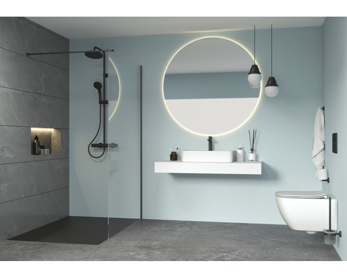 Modernes Badezimmer mit Dusche, Waschbecken, Spiegel und Toilette in hellem Design