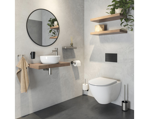 Modernes Badezimmer mit Waschtisch, Spiegel, Wandregalen und Wand-WC.