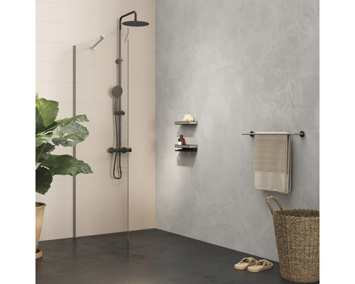 Badezimmer mit Dusche, Ablagen, Handtuchhalter, Handtuch und Wäschekorb für ein helles und organisiertes Ambiente.