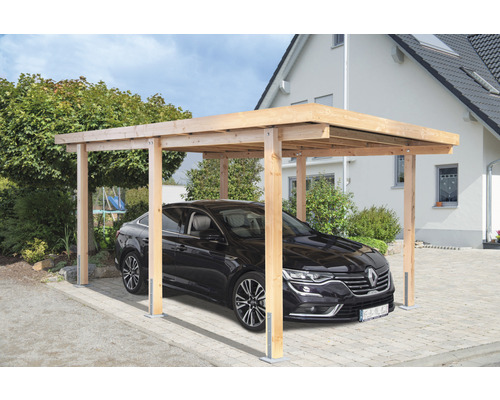 Einzelcarport Konsta 304 x 505 cm douglasie Ein Auto steht unter einem Carport aus Holz vor einem Haus.