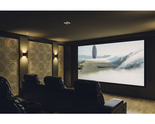 Heimkino mit großem Bildschirm, Sitzecke und Wandleuchten