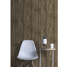 Szene mit Holzpaneel-Tapete, Stuhl, Tisch und Pflanze.