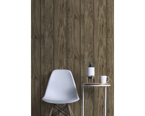 Szene mit Holzpaneel-Tapete, Stuhl, Tisch und Pflanze.