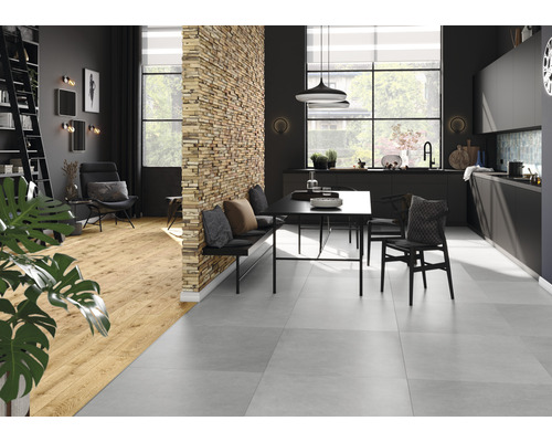 Helles Wohnzimmer mit Esstisch, Sitzbank und Steinwand