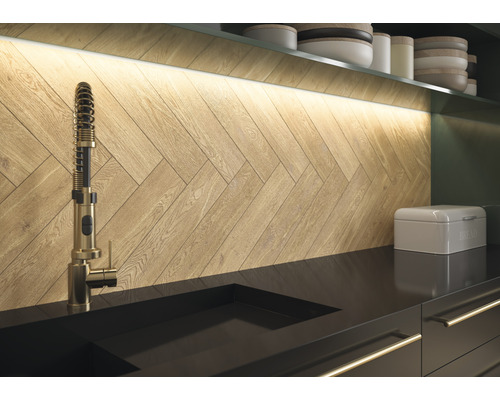 Küchenszene mit Spüle, Armatur und Holzwandpaneelen im Fischgrätmuster