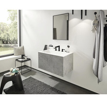 Modernes Badezimmer mit Waschtisch, Spiegel und Accessoires.