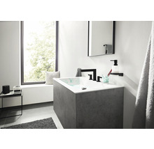 Modernes Badezimmer mit Waschbecken, Spiegel und Fenster