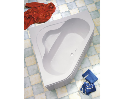 Eckbadewanne im Badezimmer mit Handtüchern und Bademantel