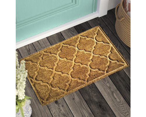 Fußmatte mit marokkanischem Muster vor einer Tür