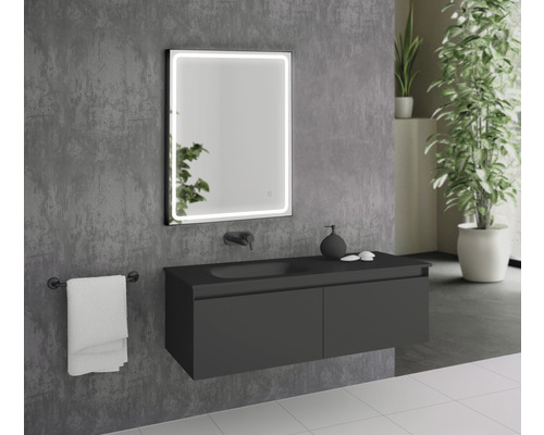 Modernes Badezimmer mit Waschbeckenunterschrank, beleuchtetem Spiegel und Handtuchhalter