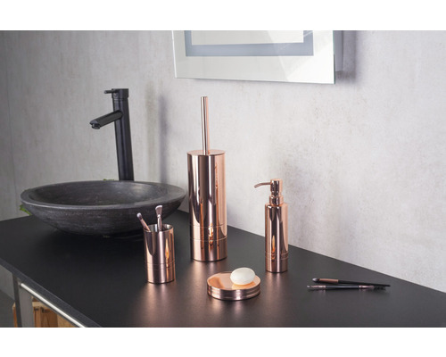 Badezimmer-Szene mit Waschbecken, Armatur und Badaccessoires-Set