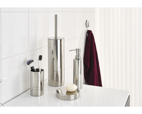 Badezimmer-Set aus Seifenspender, Seifenschale, Becher und Toilettenbürste auf einem Waschbecken