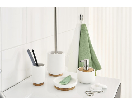 Badezimmer-Set mit Seifenspender, Zahnputzbecher, Seifenschale, Toilettenbürstengarnitur und Handtuch