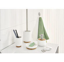 Badezimmer-Set mit Seifenspender, Seifenschale, Zahnputzbecher und WC-Garnitur auf einem Waschtisch