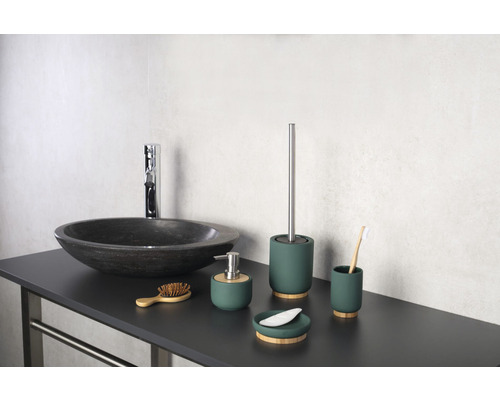 Badezimmerensemble mit Waschtisch, Seifenspender, Bürste und weiteren Badaccessoires auf einer Ablage.