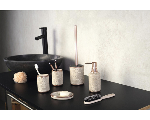 Badezimmer-Szene mit Waschbecken, Armatur und Keramik-Badaccessoires-Set mit Seifenspender, Seifenschale, Becher, Toilettenbürste und Bürste