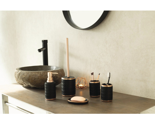 Badezimmer-Szene mit schwarzem Badzubehör-Set, bestehend aus Seifenspender, Seifenschale, Zahnbürstenhalter und Toilettenbürste.