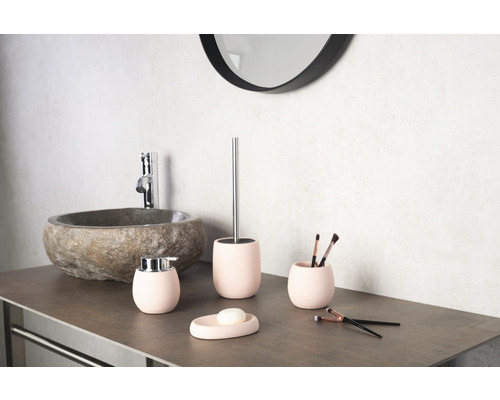 Badezimmer mit Waschtisch, Armatur, Spiegel und fünfteiligem Badaccessoire-Set