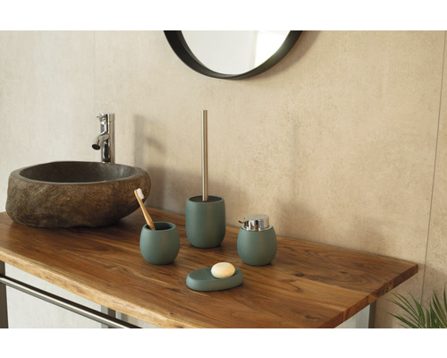 Badezimmer Waschtisch mit Steinwaschbecken und Badezimmeraccessoires