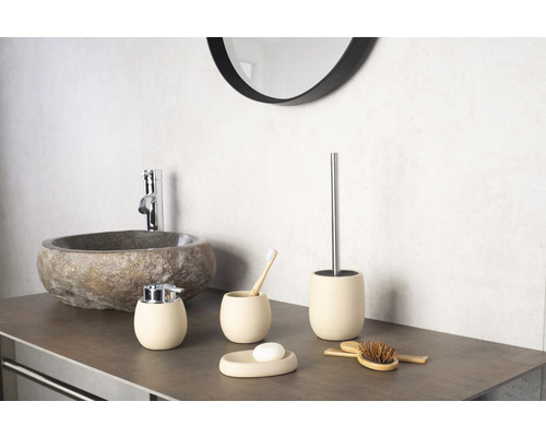 Badezimmer mit Waschbecken, Seifenspender, Zahnputzbecher, Seifenschale, WC-Garnitur und Bürste