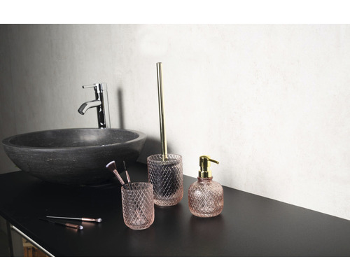 Badezimmer-Szene mit Waschbecken, Seifenspender, Toilettenbürste und Kosmetikpinsel