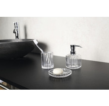 Badezimmer-Szene mit Seifenspender, Seifenschale, Zahnbürstenhalter und Waschbecken