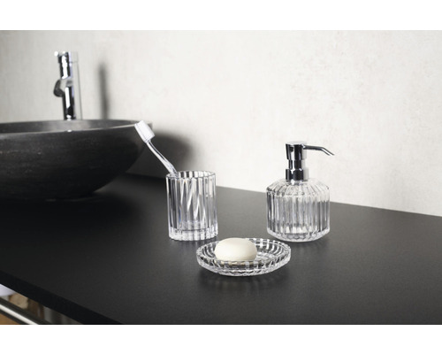 Badezimmer-Szene mit Seifenspender, Seifenschale, Zahnbürstenhalter und Waschbecken