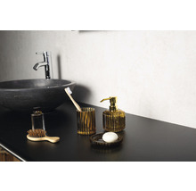 Badezimmer Szene mit Waschbecken, Armatur, Zahnputzbecher, Seifenspender und Seife