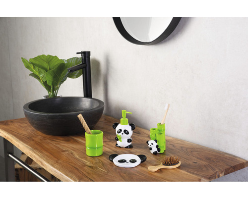Badezimmer-Szene mit Waschbecken, Armatur und Accessoires im Panda-Design auf Holztisch