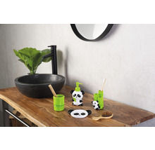 Badezimmer mit Waschtisch, schwarzem Aufsatzwaschbecken, Armatur und Panda-Badezimmerserie