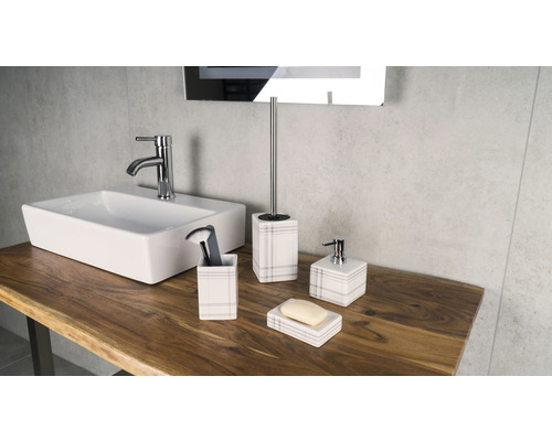 Badezimmer mit Waschbecken, Armatur und Badaccessoires-Set