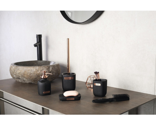Badezimmer-Szene mit Steinwaschbecken, Seifenspender, Toilettenbürstengarnitur, Seifenschale, Becher, Make-up-Pinsel, Haarbürste und Spiegel