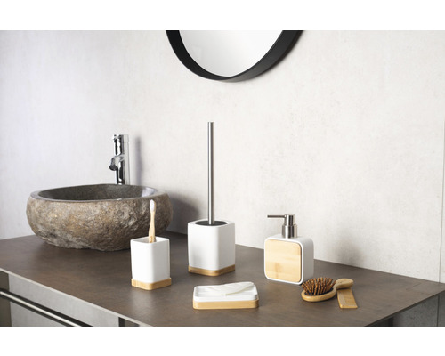 Badezimmer mit Waschtisch, Aufsatzwaschbecken aus Stein und Badaccessoires-Set
