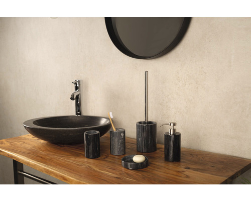 Badezimmer-Szene mit Waschbecken, Armatur, Spiegel und Bad-Accessoires aus Marmor auf einem Holztisch