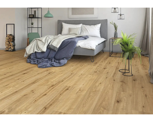 Schlafzimmer mit hellem Holzboden, Bett und Dekoration