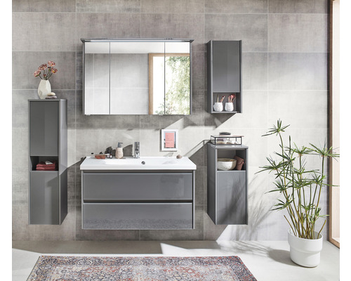 Badezimmer mit Waschtischunterschrank, Spiegelschrank, Hochschrank und Hängeschrank in Grau