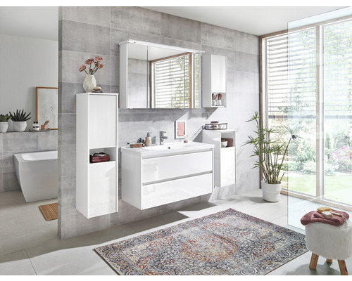 Helles Badezimmer mit Waschtisch, Spiegelschrank und Hochschränken für Badezimmerutensilien.