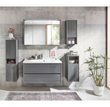 Badezimmer mit Waschtisch, Spiegelschrank und Hochschränken in modernem Design