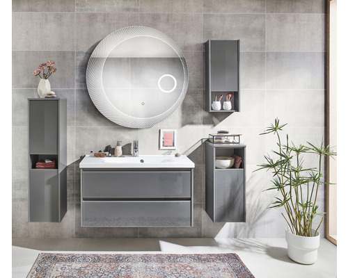 Badezimmer mit Waschtischunterschrank, Spiegelschrank, Hängeschränken und Dekoration