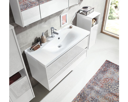 Badezimmer mit Waschtischunterschrank, Spiegel, Hängeschrank und Teppich