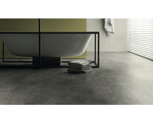 Modernes Badezimmer mit freistehender Badewanne, Handtüchern und Fensterjalousien.