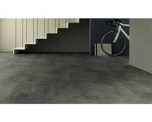 Innenaufnahme mit grauen Designbodenfliesen, Treppe und Fahrrad.